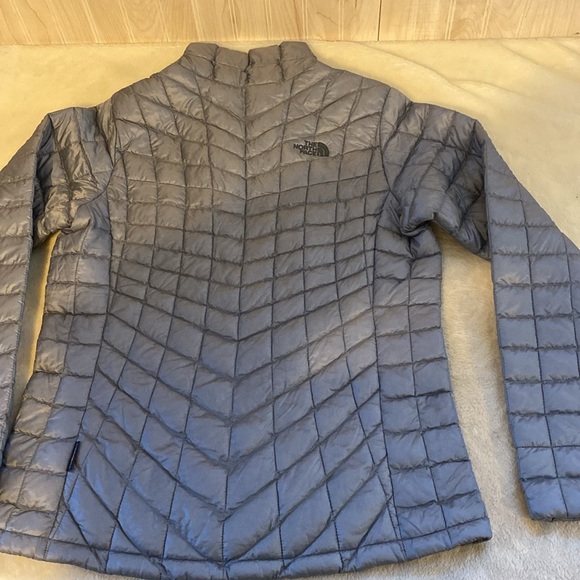 North Face® $100 off❤️Ladies Thermoball™ Trekker Jacket - Picture 9 of 12